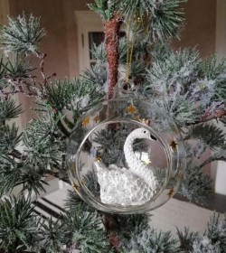 Julekugle i glas med svane og guld stjerner Ø: 8 cm.  - 1