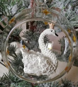 Julekugle i glas med svane og guld stjerner Ø: 8 cm.  - 2