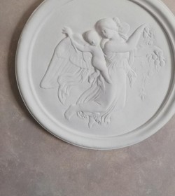 Relief i gips engel med barn på ryggen Ø: 37 cm.  - 1