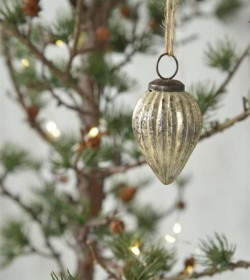 Gylden dråbeformet julekugle i fattigmandssølv H: 6 cm. - 1