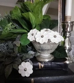 Møbelknop hvid blomst Ø: 4 cm.  - 1