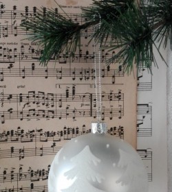 Hvid rund julekugle med juletræer - 1