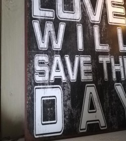 Sort skilt Love will save the day 30,5x39,5 cm.  - 2