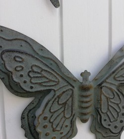 Lille grøn sommerfugl i metal B: 35 cm. pr. stk.  - 2